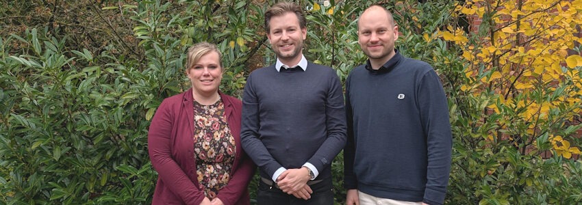 Foto: Landkreis Lüchow-Dannenberg. Von links: Sabrina Donner (Stabsstelle für Digitalisierung), Felix Komoll und Julian Krüger (straiqr).