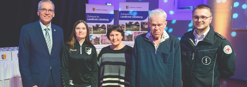 Foto: Landkreis Lüneburg, Philip Schulze. 46 Ehrenamtliche zeichnete Landrat Jens Böther bei einer Feierstunde am 24. November 2025 aus. Von links: Jens Böther, Sara Lüthje, Edith Kolle, Klaus-Peter Kellner und Felix Schäfer.