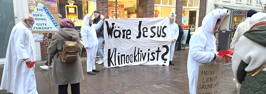 Foto: Lüne-Blog. Demonstration in der Fußgängerzone Lüneburg im Dezember 2025: „Wäre Jesus Klimaaktivist?" Als „Eisbären“ verkleidete Männer und Frauen weisen auf die fortschreitende Klimakrise hin.