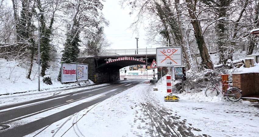 Foto: Lüne-Blog. Baustelle Bahnbrücke Bleckeder Landstraße am 5. Januar 2026. Das Hinweisschild für die Vollsperrung ist bereits vorbereitet. Als Umleitung wird auf die Altenbrückertorstraße verwiesen.