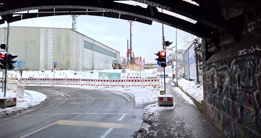 Foto: Lüne-Blog. Baustelle Bahnbrücke Bleckeder Landstraße am 5. Januar 2026. Für den Kfz-Verkehr ist die Weiterfahrt zum Bahnhof gesperrt, ausgenommen Baustellenverkehr. Für den Fußverkehr gibt es einen schmalen Gehweg auf der rechten Seite.