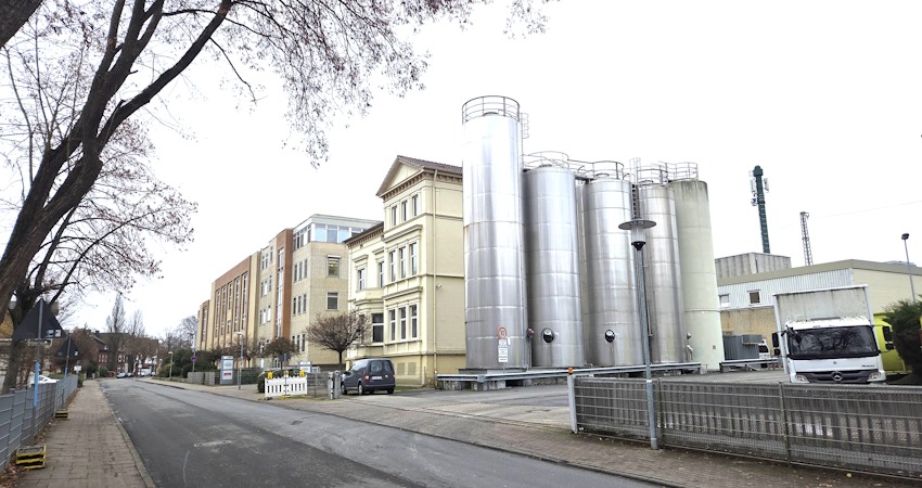 Foto: Lüne-Blog. Der Standort von Hochwald in Lüneburg mit den zugehörigen Marken Lünebest und Elinas.