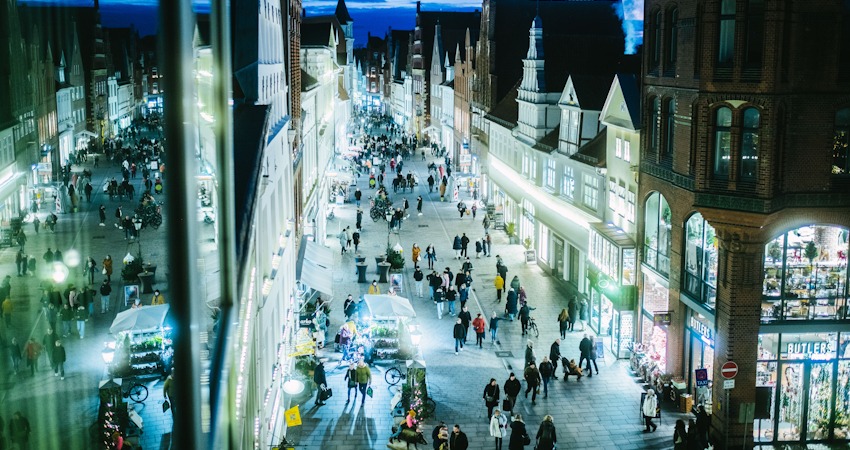 Foto: Lüneburg Marketing GmbH, Mathias Schneider. Abendlicher Blick von oben in die Fußgängerzone in der Bäckerstraße.