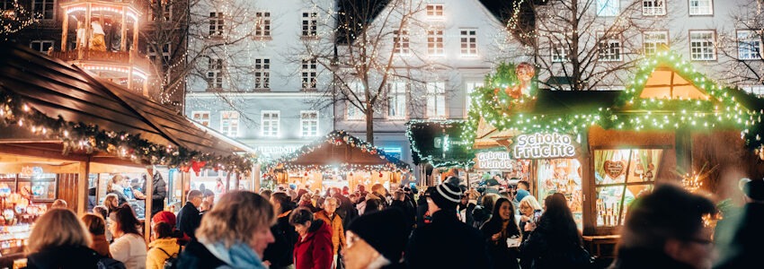 Foto: Lüneburg Marketing GmbH, Mathias Schneider. Weihnachtsmarkt auf dem Marktplatz.