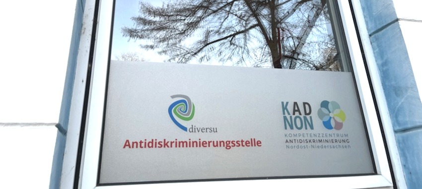 Foto: M. Mangold. Fensteraufschrift von diversu e.V. und KADNON in Lüneburg.