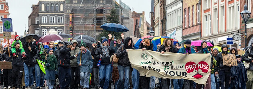 Foto: Malte Hübner. Gute Laune trotz schlechtem Wetter und eine klare Botschaft: Keep your promise! Haltet eure Versprechen! - Die Klima-Demo am 14. November 2025 von Fridays for Future in Lüneburg.