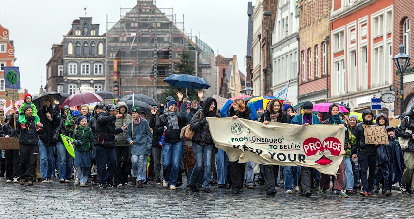Foto: Malte Hübner. Gute Laune trotz schlechtem Wetter und eine klare Botschaft: Keep your promise! Haltet eure Versprechen! - Die Klima-Demo am 14. November 2025 von Fridays for Future in Lüneburg.