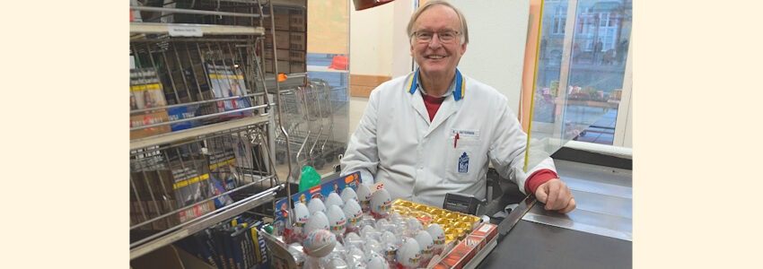 Foto: Museumsstiftung Lüneburg. Ernst-Joachim Petersen an der Kasse des beliebten Supermarkts "EDEKA Wist" in Lüneburg.