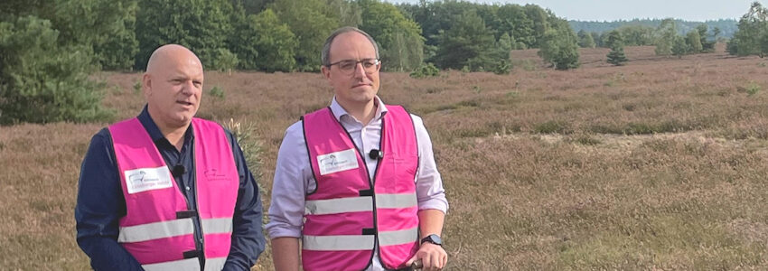 Foto: Naturparkregion Lüneburger Heide e.V. (Archiv). Naturparkvorsitzender Steffen Gärtner (rechts) mit Schirmherr Ulrich von dem Bruch anlässlich des Naturpark-Tags Lüneburger Heide 2025.