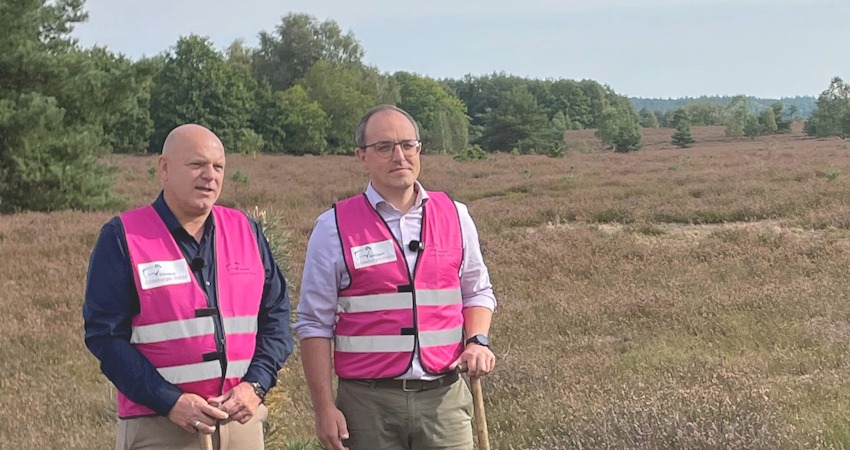 Foto: Naturparkregion Lüneburger Heide e.V. (Archiv). Naturparkvorsitzender Steffen Gärtner (rechts) mit Schirmherr Ulrich von dem Bruch anlässlich des Naturpark-Tags Lüneburger Heide 2025.
