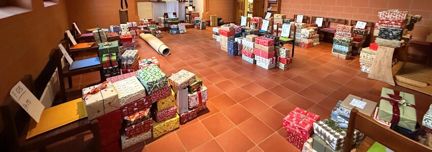 Foto: PKL. 2024 kamen in der Kapelle auf dem PKL-Gelände mehr als 400 Päckchen zusammen. An Weihnachten sorgten sie für große Freude bei den Patienten.