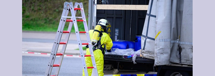 Foto: Polizeidirektion Lüneburg. Schwerpunktkontrolle der Regionalen Kontrollgruppe der Polizeidirektion Lüneburg: Ein Feuerwehr in Vollschutz prüft die Fässer in einem Lastwagen auf Gefahrenstoffe.