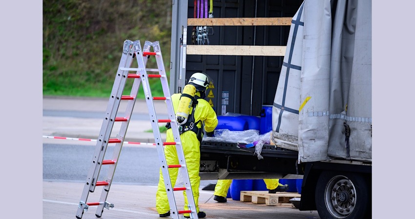 Foto: Polizeidirektion Lüneburg. Schwerpunktkontrolle der Regionalen Kontrollgruppe der Polizeidirektion Lüneburg: Ein Feuerwehr in Vollschutz prüft die Fässer in einem Lastwagen auf Gefahrenstoffe.
