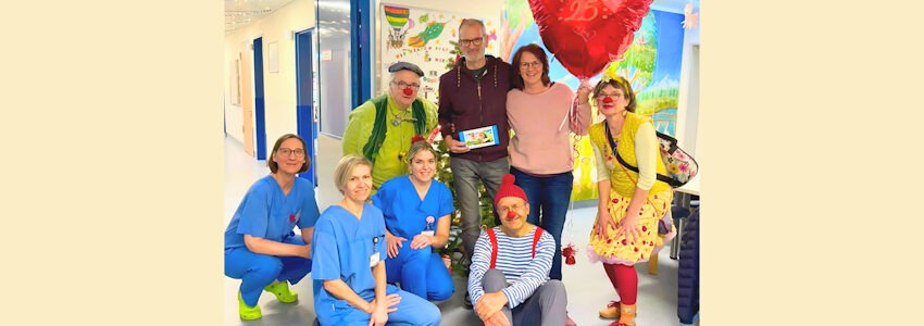 Foto: Klinikum Lüneburg. Birgit und Thorsten Strömer (Mitte) mit Mitarbeitenden und den Klinikclowns.
