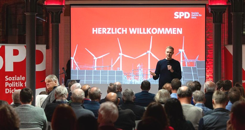 Foto: SPD-Unterbezirk Lüneburg. Jakob Blankenburg, Vorsitzender der SPD im Landkreis Lüneburg, als Redner bei der Veranstaltung „Standortvorteile erneuerbarer Energien“ am 09.12.2025.