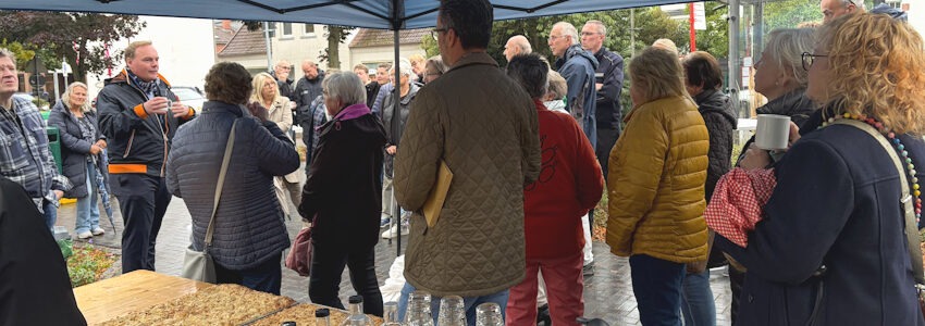 Foto: Stadt Winsen. Beim ersten „Stadtschnack“ am 7. Oktober 2025 auf dem Kapellenvorplatz kamen interessierte Bürger:innen und Bürger zusammen, um nach einer kurzen Einführung von Bürgermeister Wiese ihre Meinungen und Ideen zur Bahnhofstraße und zum Bahnhofsumfeld einzubringen.