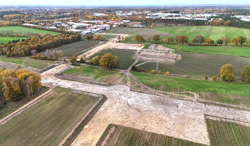 Foto: Robert Bergmann, WLH Wirtschaftsförderung. Das künftige Gewerbegebiet „Bilmer Berg II“ aus der Vogelperspektive.