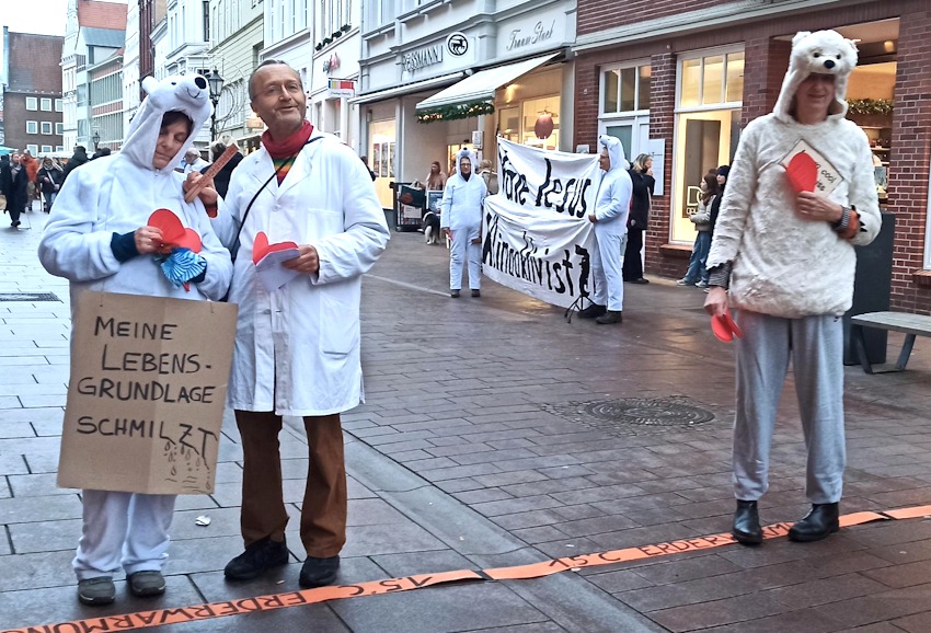 Foto: Widerstands-Kollektiv Lüneburg. Als Eisbären verkleidete Mitglieder des Widerstandskollektivs Lüneburg machen am 13.12.2025 in der Großen Bäckerstraße aufmerksam auf den 10. Jahrestag des Pariser Klimaabkommens.