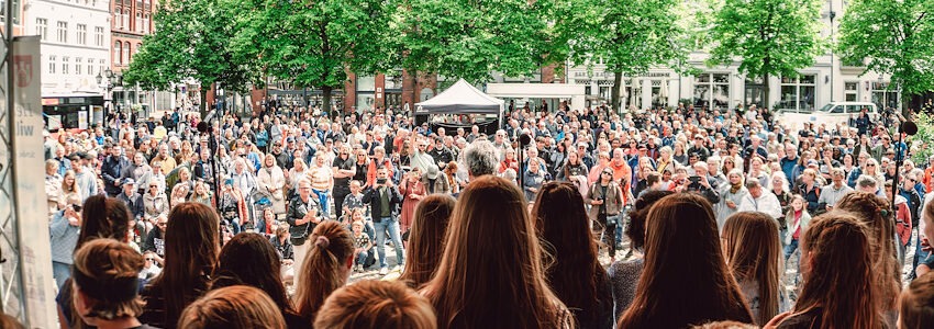 Foto: LMG/John Wilke. Grundschulkinder verschiedener Nationalitäten und Herkunftssprachen der Lüneburger Igelschule singen das Lied Shalom. Friedensfest in Lüneburg am 18. Mai 2025.