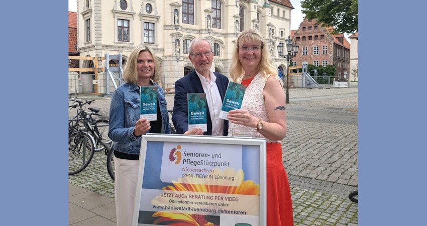 Foto: Polizeiinspektion Lüneburg. Von links: Kathrin Richter (Präventionsteam der Polizei Lüneburg), Eckhard Oldenburg (Geschäftsführer des KPR) und Kyra Alvermann (Senioren- und Pflegestützpunkt) mit dem neuen Flyer zum Thema Gewalt in der Pflege.