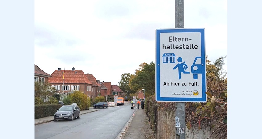 Foto: Hansestadt Lüneburg. Friedrich-Ludwig-Jahn-Straße im Lüneburger Stadtteil Rotes Feld. Hier wurde rund um die Grundschule als Pilotprojekt eine „Schulstraße“ eingerichtet.