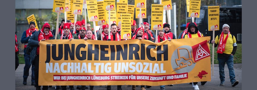 Foto: Stephen Petrat. Demonstration der IG Metall IG Metall bei der Verleihung des Nachhaltigkeitspreises am 5. Dezember 2025 vor dem Veranstaltungsort in Düsseldorf.