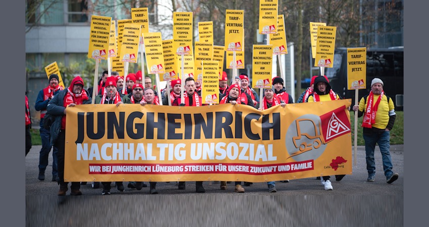 Foto: Stephen Petrat. Demonstration der IG Metall IG Metall bei der Verleihung des Nachhaltigkeitspreises am 5. Dezember 2025 vor dem Veranstaltungsort in Düsseldorf.