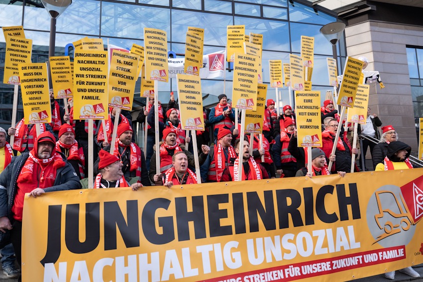 Foto: Stephen Petrat. Demonstration der IG Metall  IG Metall bei der Verleihung des Nachhaltigkeitspreises am 5. Dezember 2025 vor dem Veranstaltungsort in Düsseldorf.