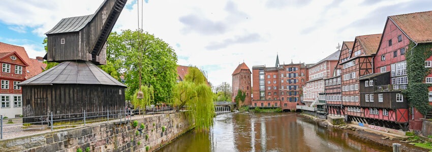 Blick über die Ilmenau auf den Kran und die Abtsmühle. Foto: Hansestadt Lüneburg.