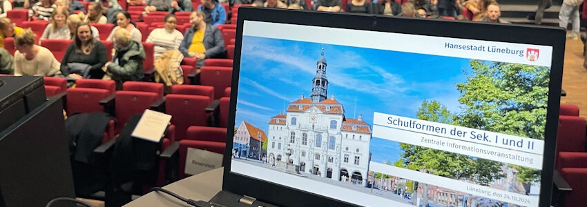 Foto: Hansestadt Lüneburg. Info-Abend zu weiterführenden Schulen in Lüneburg im Leuphana-Zentralgebäude 2024.