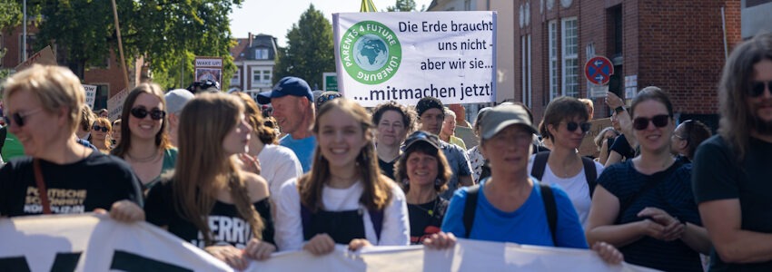 Foto: Malte Hübner.. "Die Erde braucht uns nicht, aber wir sie ..." - Klimademo mit Fridays for Future am 20.09.2025 in Lüneburg.