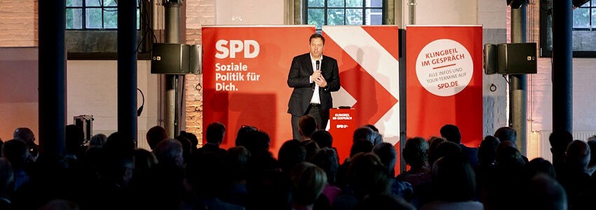 Vizekanzler und SPD-Parteivorsitzender Lars Klingbeil spricht am 2. Juni 2025 in Lüneburg. Foto: SPD Lüneburg.
