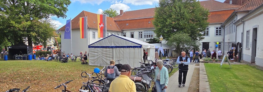 Foto: Lüne-Blog. Gutes Wetter und gute Laune beim ersten Tag der offenen Tür Auf dem Michaeliskloster Lüneburg.