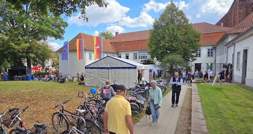 Foto: Lüne-Blog. Gutes Wetter und gute Laune beim ersten Tag der offenen Tür Auf dem Michaeliskloster Lüneburg.