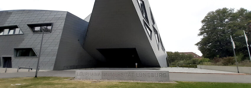 Foto: Lüne-Blog. Eingangsbereich Leuphana Universität Lüneburg.
