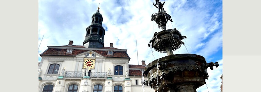 Lunabrunnen vor dem Rathaus Lüneburg. Foto: Hansestadt Lüneburg.