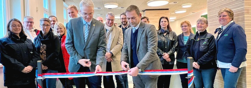 Foto: Hansestadt Lüneburg. Landrat Jens Böther (l.) und Lüneburgs Erster Stadtrat Markus Moßmann machen am 17. Januar 2025 den Weg für den Betrieb der Mobilitätszentrale frei.