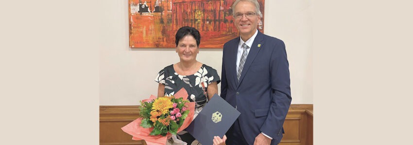 Foto: Landkreis Lüneburg. Landrat Jens Böther überreichte Marion Arens am Mittwoch, den 17.9.2025 das Bundesverdienstkreuz.