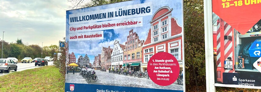 Plakat am Straßenrand: Lüneburg bleibt erreichbar - auch mit Baustellen. Foto: Hansestadt Lüneburg.