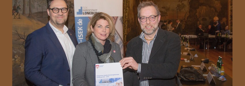 Foto: Hansestadt Lüneburg. Carl-Ernst Müller, Stabstellenleiter im Büro der Oberbürgermeisterin (links), OB Claudia Kalisch und Felix Matthes vom Dienstleister Forum, Stadt und Region, bei der letzten Sitzung des Begleitausschusses zum Integrierten Stadtentwicklungskonzept (ISEK).