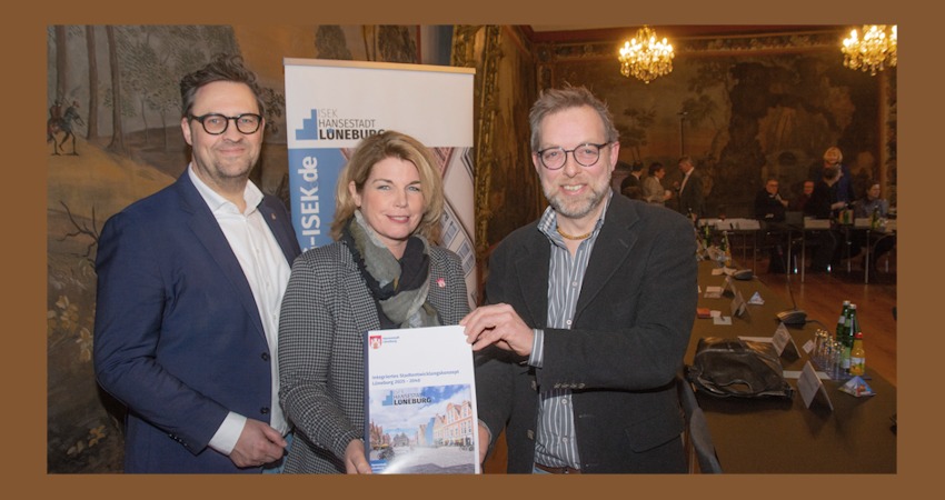 Foto: Hansestadt Lüneburg. Carl-Ernst Müller, Stabstellenleiter im Büro der Oberbürgermeisterin (links), OB Claudia Kalisch und Felix Matthes vom Dienstleister Forum, Stadt und Region, bei der letzten Sitzung des Begleitausschusses zum Integrierten Stadtentwicklungskonzept (ISEK).