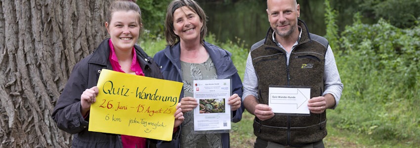 Foto: Romstädt/mgh. Sie laden ein zur Quizwanderung - von links: Tiana Lühmann (AKS Leuphana), Claudia Kuchler (Caritas/Mehrgenerationenhaus Geschwister-Scholl-Haus), Per-Ole Wittenburg (Stadtforstamt Lüneburg).