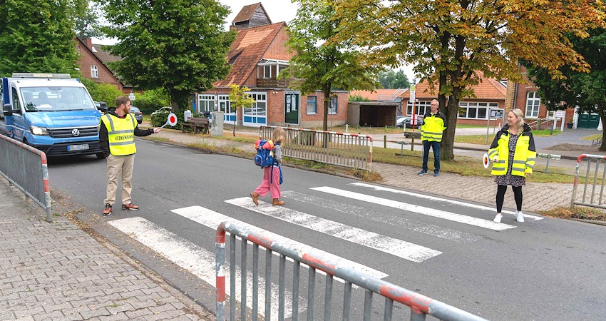 Schulweglotsen in Melbeck im Einsatz. Foto: Martin Schwanitz, PI Lüneburg.
