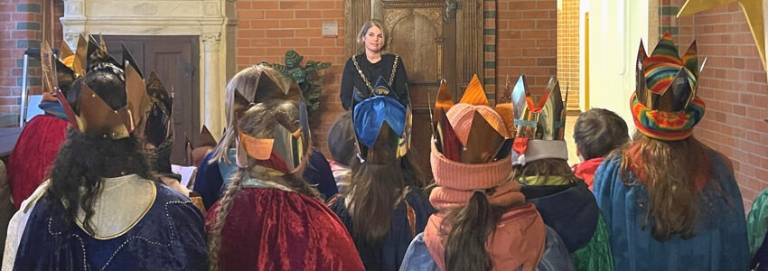 Foto: Hansestadt Lüneburg. Lüneburgs Oberbürgermeisterin Claudia Kalisch empfing die Sternsinger:innen im Rathaus der Hansestadt.