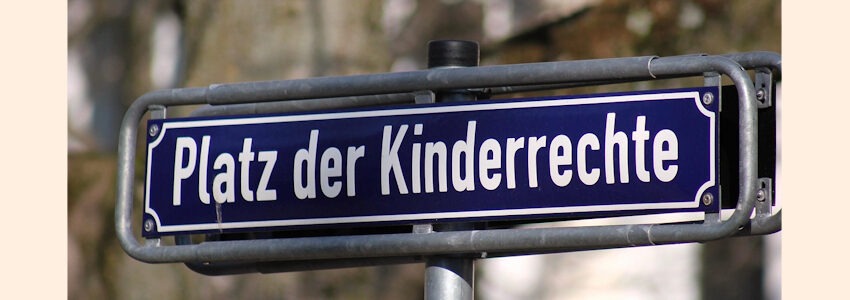 Straßenschild: Platz der Kinderrechte. Foto: Dominik Rheinheimer, Pixabay.