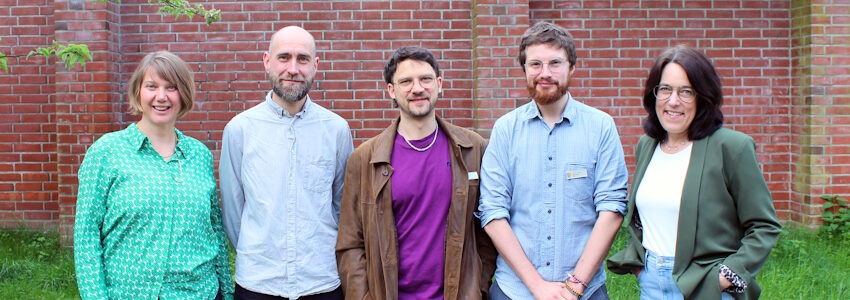 Foto: Landkreis Lüneburg. Team "Demokratie leben!" im Landkreis. Von links: Karin Robben (Abteilungsleitung Soziale Stadtentwicklung und Demokratieförderung der Johann Daniel Lawaetz Stiftung), Christian Mischke (Projektleitung der Koordinierungs- und Fachstelle der Johann Daniel Lawaetz-Stiftung), Dominique Hippeli (Beauftragter für politische Bildung des Landkreises Lüneburg), Dominique Haas (Beauftragter gegen Rechtsextremismus des Landkreises Lüneburg) und Freia Srugis (Fachdienstleitung Bildung und Soziales des Landkreises Lüneburg).