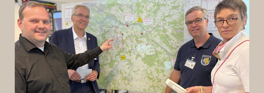 Foto: Landkreis Lüneburg. Bei der Katastrophenschutz-Übung am 17. Mai 2025: Von links - Sascha Westermann (Fachgebietsleiter für Brand- und Katastrophenschutz beim Landkreis Lüneburg), Landrat Jens Böther, Stefan Ostermann (Leiter der Technischen Einsatzleitung) und Erste Kreisrätin Yvonne Hobro.