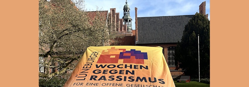 Foto: Hansestadt Lüneburg. Die Flagge der Lüneburger Wochen gegen Rassismus wird am 21. März zum Internationalen Tag gegen Rassismus wieder am Lüneburger Rathaus gehisst.