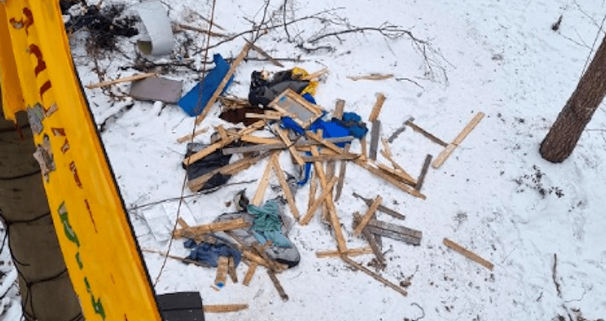 Foto: Flederhörnchen. Eines der ehemaligen Baumhäuser Im Lüner Forst.