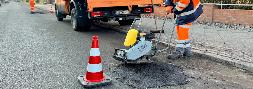 Foto: Hansestadt Lüneburg. Mitarbeitende der AGL sind derzeit im Stadtgebiet unterwegs, um punktuell Schlaglöcher mit Kaltasphalt zu verfüllen. Wenn die Temperaturen steigen, beginnt die AGL mit der Gussasphalt-Reparatur.